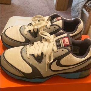 Running tennis shoes